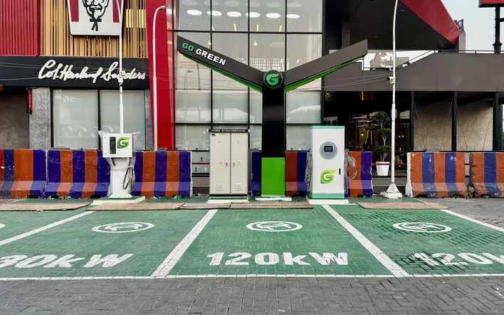 A new Go Green DC fast charging site with 120 kW bays being commissioned at a KFC drive-thru